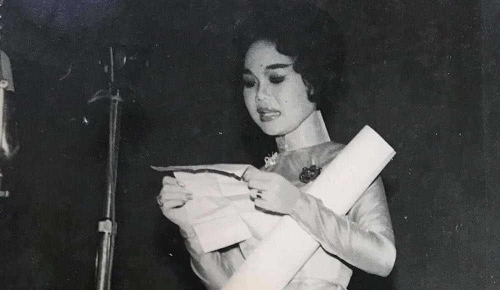 Nghệ sĩ trong chương trình trao giải Thanh Tâm năm 1960 - giải thưởng cao quý của sân khấu cải lương một thời. Năm đó, bà mới 15 tuổi, là gương mặt trẻ nhất từng đoạt giải với vai Điêu Thuyền. Tờ Phụ nữ diễn đàn lúc ấy đánh giá bà là hoa đồng nội của làng ca cổ với khuôn mặt bầu bĩnh, đôi mắt giàu biểu cảm.Dịp sắp tái xuất trong liveshow Đêm huyền thoại, quy tụ nhiều tên tuổi như nghệ sĩ Minh Vương, Lệ Thủy, bà ôn kỷ niệm thời mới vào nghề qua loạt ảnh. Khi ấy, bà