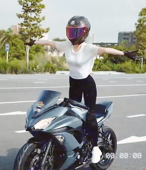 Ngọc Trinh trong video lan truyền trên mạng. Ảnh cắt từ video