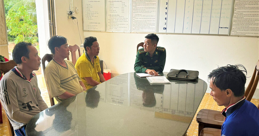 Các ngư dân trao đổi thông tin với cán bộ Đồn biên phòng Côn Đảo. Ảnh: Bộ đội biên phòng cung cấp.