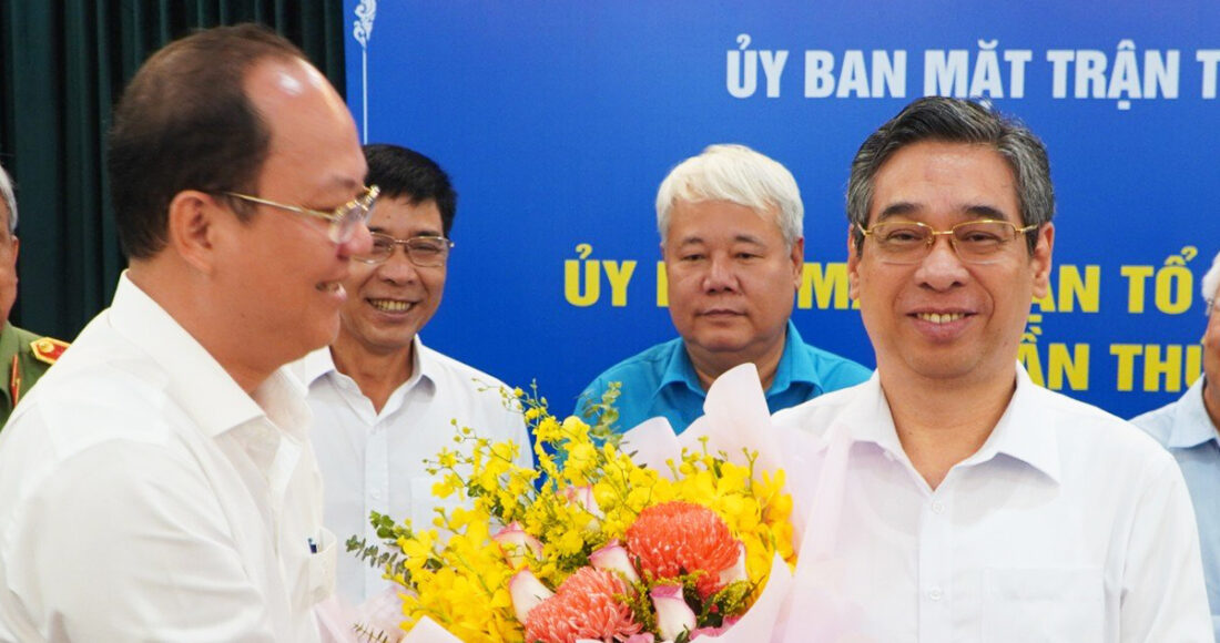 Phó Bí thư thường trực Thành ủy TP HCM Nguyễn Hồ Hải (trái) tặng hoa chúc mừng ông Nguyễn Phước Lộc, sáng 3/7. Ảnh: An Phương