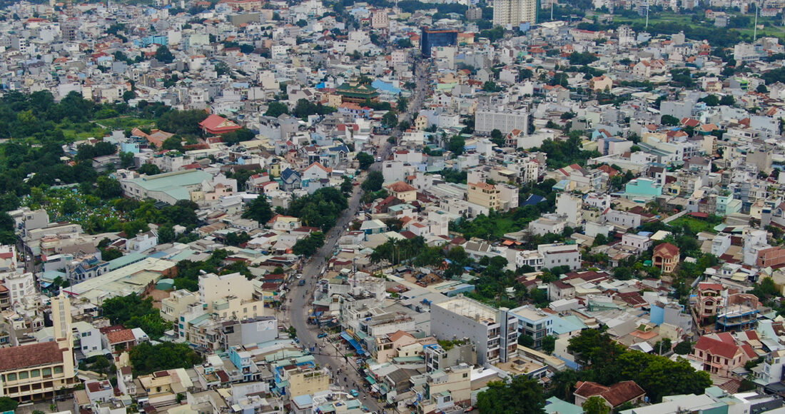 Dọc hai bên đường Nguyễn Thị Định, người dân đang giải toả nhà để chuẩn bị triển khai dự án mở rộng, ngày 25/7. Ảnh: Gia Minh