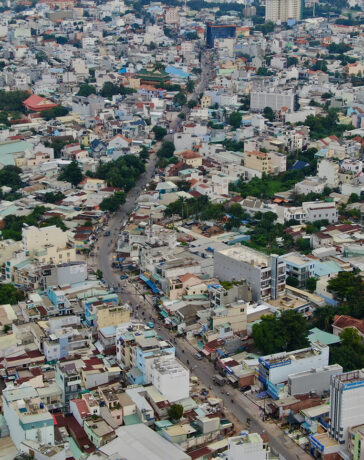Dọc hai bên đường Nguyễn Thị Định, người dân đang giải toả nhà để chuẩn bị triển khai dự án mở rộng, ngày 25/7. Ảnh: Gia Minh