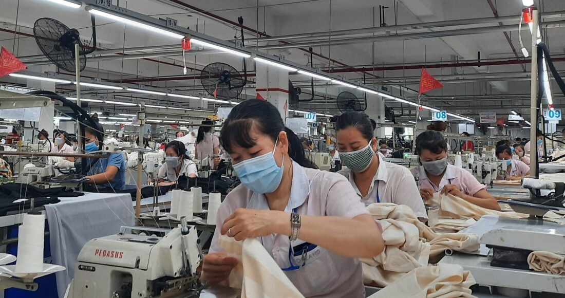 Công nhân Nobland trong giờ sản xuất. Ảnh: Lê Tuyết