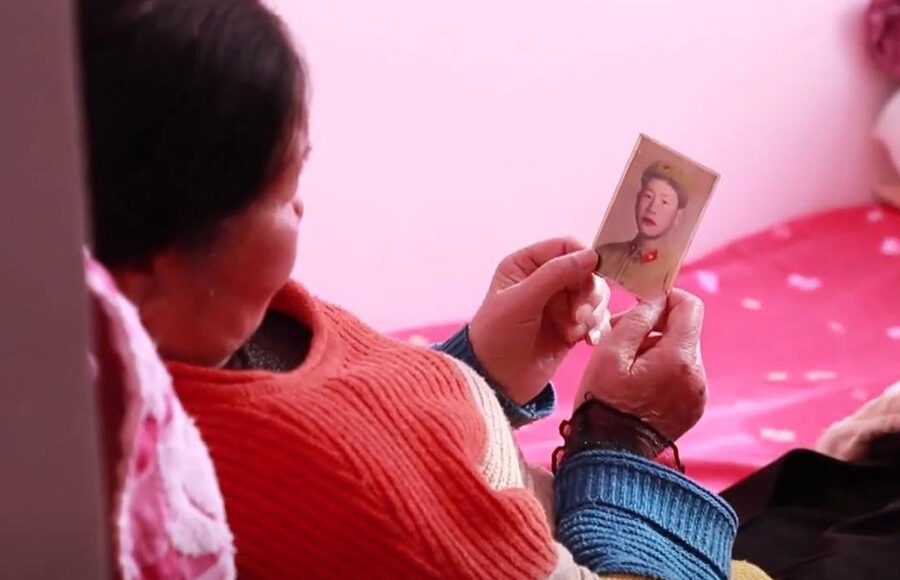 Bà Doãn Xuân Oánh vẫn luôn lưu giữ tấm ảnh thời trẻ của ông Hà Thiệu Văn bên mình. Ảnh: 163.com