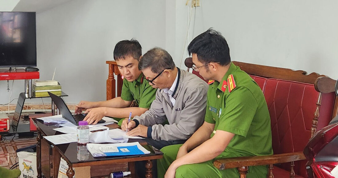 Ông Hùng ký các giấy tờ tại nhà riêng. Ảnh: Hoài Thanh