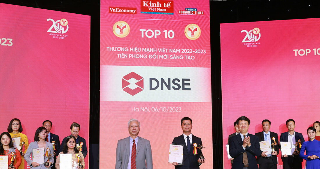 Ông Nguyễn Hoàng Việt, Phó tổng giám đốc DNSE nhận danh hiệu Top 10 Thương hiệu mạnh – Tiên phong đổi mới sáng tạo. Ảnh: DNSE