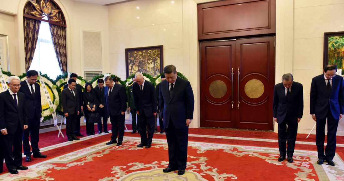 Ông Tập và đoàn lãnh đạo cấp cao Trung Quốc đến viếng Tổng bí thư Nguyễn Phú Trọng ở Đại sứ quán Việt Nam tại Bắc Kinh hôm 20/7. Ảnh: TTXVN
