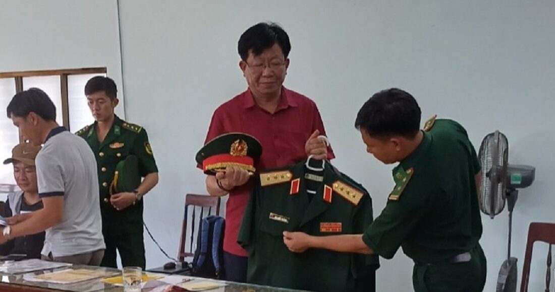 Ông Thắng bị cán bộ biên phòng và công an kiểm tra quân phục giả. Ảnh: Đức Minh
