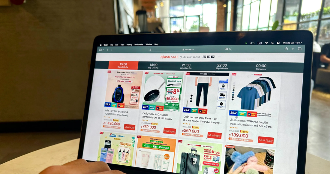 Hàng giảm giá theo khung giờ được bán trên một sàn thương mại điện tử ngày 25/7. Ảnh: Dỹ Tùng
