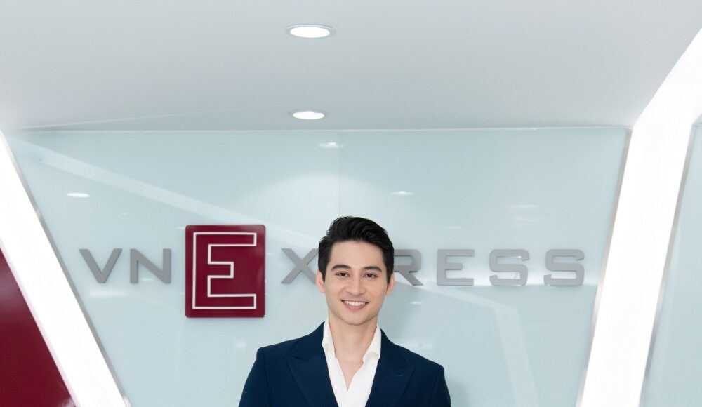 Nam vương Tuấn Ngọc giao lưu cùng truyền thông sau đăng quang. Ảnh: Sơn Minh Trí