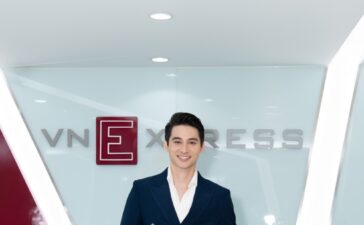 Nam vương Tuấn Ngọc giao lưu cùng truyền thông sau đăng quang. Ảnh: Sơn Minh Trí
