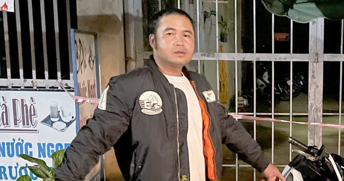 Phan Hữu Quang khi được cảnh sát dẫn giải đến hiện trường vụ án. Ảnh: Lê Tiến