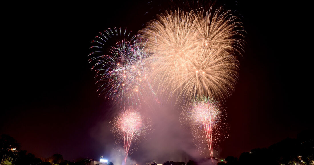 Pháo hoa dịp Tết Nguyên đán 2024 ở hồ Gươm. Ảnh: Giang Huy