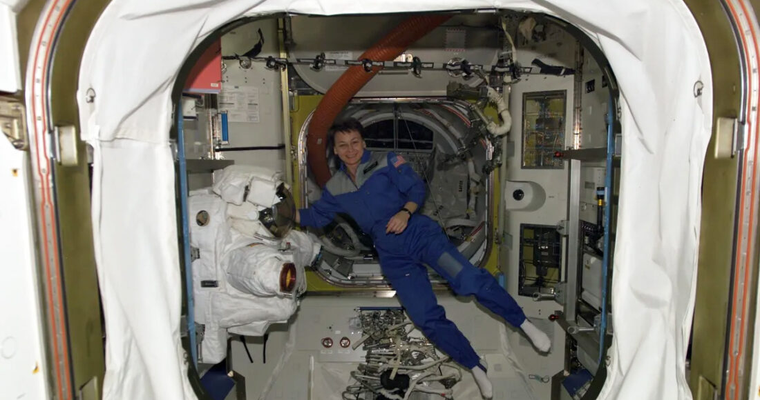 Phi hành gia Peggy Whitson trôi lơ lửng trong Trạm Vũ trụ Quốc tế (ISS). Ảnh: NASA