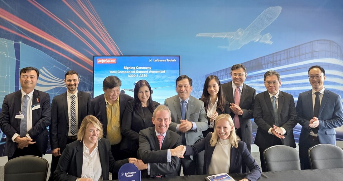 Ông Michael Hickey (giữa) - Phó tổng giám đốc vận hành Vietjet – bắt tay với các đại diện Lufthansa Technik sau nghi thức ký kết hôm 24/7. Ảnh: Tài Nguyên