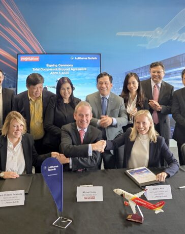 Ông Michael Hickey (giữa) - Phó tổng giám đốc vận hành Vietjet – bắt tay với các đại diện Lufthansa Technik sau nghi thức ký kết hôm 24/7. Ảnh: Tài Nguyên