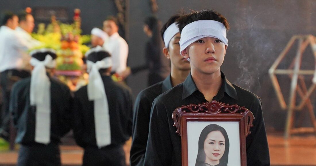 Con trai cầm di ảnh nghệ sĩ Bùi Phương Nga.