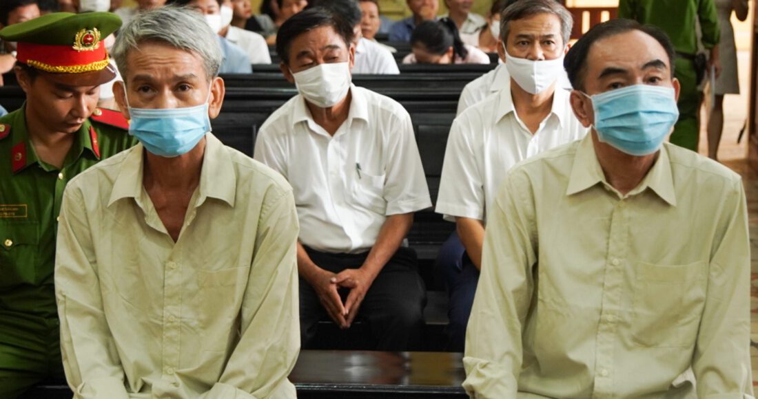 Ông Nguyễn Tín Trung (phải) và các bị cáo tại tòa sáng nay. Ảnh: Hải Duyên