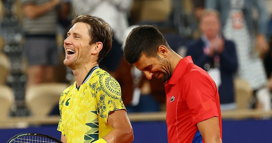 Djokovic (phải) và Ebden trao đổi vui vẻ trên lưới, sau trận vòng một Olympic trên sân Philippe Chatrier ở tổ hợp Roland Garros, Paris hôm 27/7. Ảnh: Reuters