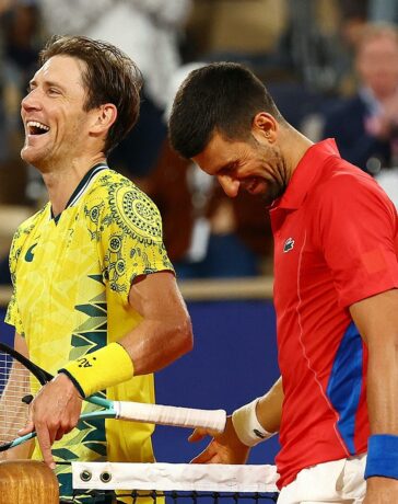Djokovic (phải) và Ebden trao đổi vui vẻ trên lưới, sau trận vòng một Olympic trên sân Philippe Chatrier ở tổ hợp Roland Garros, Paris hôm 27/7. Ảnh: Reuters