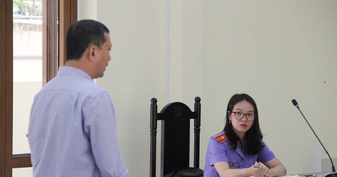 Ông Lê Quang Vinh (trái), chồng bà Hồ Thị Thùy Dương, trình bày trước tòa. Ảnh: Bùi Toàn