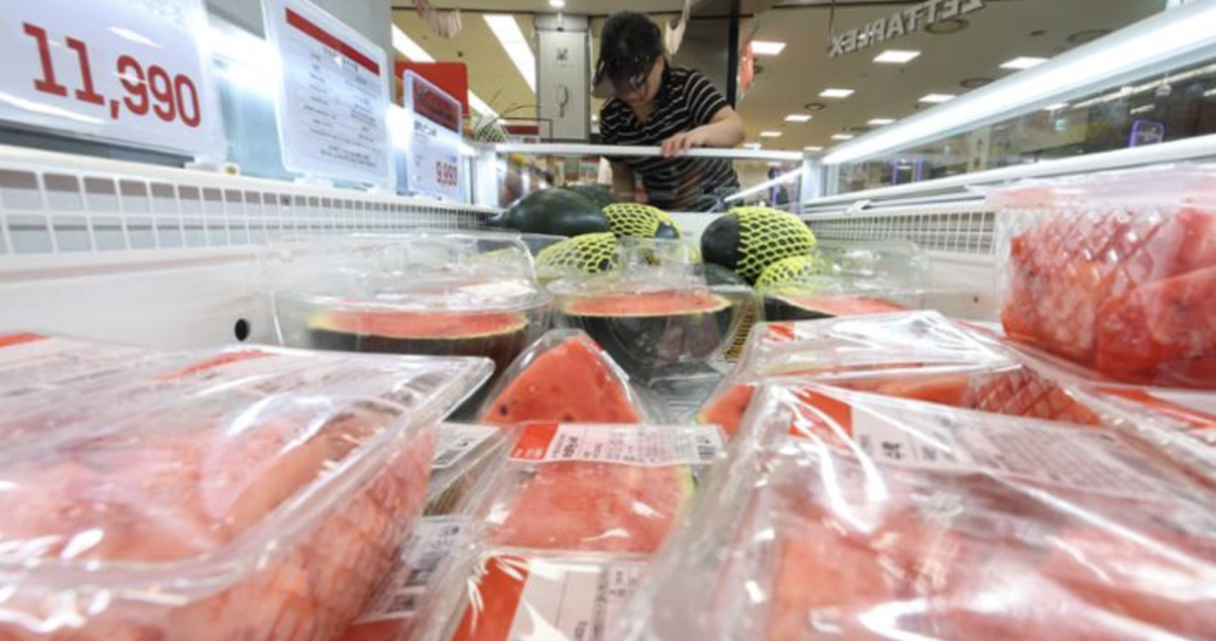 Dưa hấu cắt nhỏ và đóng gói nhiều kích thước ở siêu thị Seoul, ngày 10/6. Ảnh: Yonhap