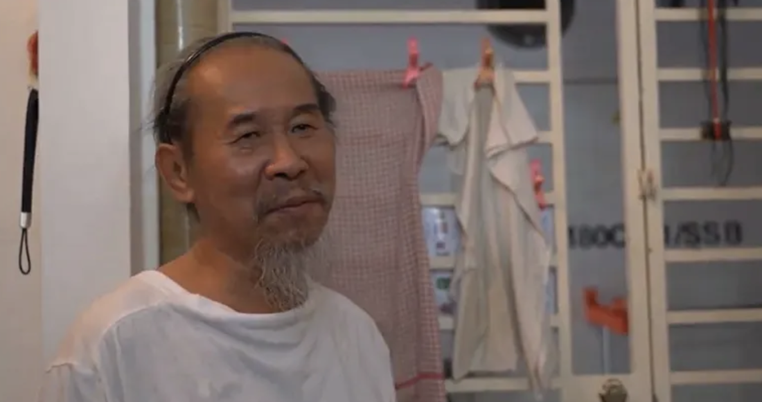 Ông Heng Aik Min trong căn hộ ở Singapore. Ảnh: CNA