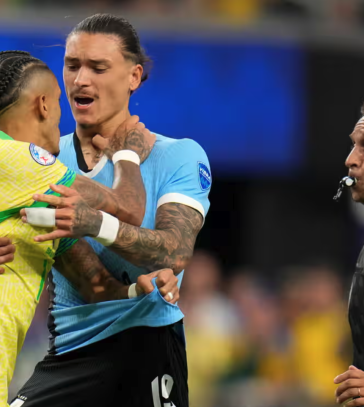 Tiền đạo Uruguay Darwin Nunez xô xát với tiền đạo Raphinha trong hiệp một. Ảnh: AP