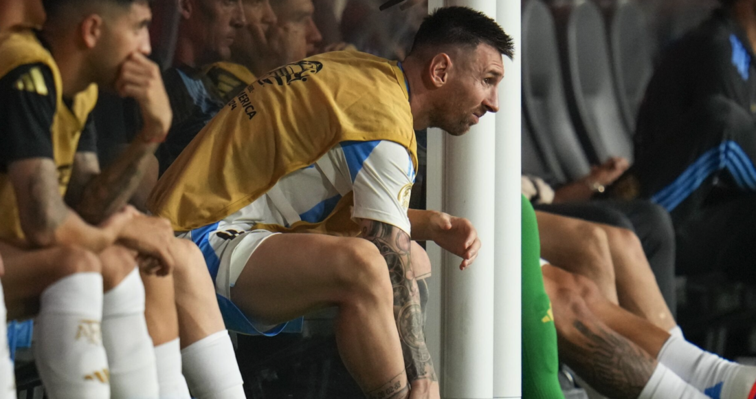 Messi ôm cổ chân phải sau khi bị thay khỏi sân ở chung kết Copa America. Ảnh: AP