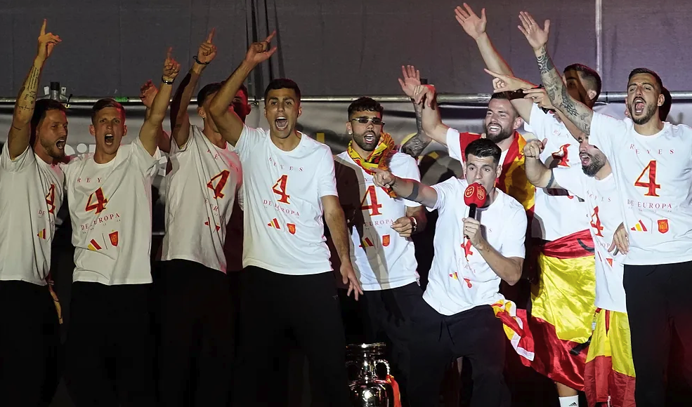 Morata cầm mic khi cùng các cầu thủ Tây Ban Nha hát trong lễ mừng công hôm 15/7. Ảnh: AP