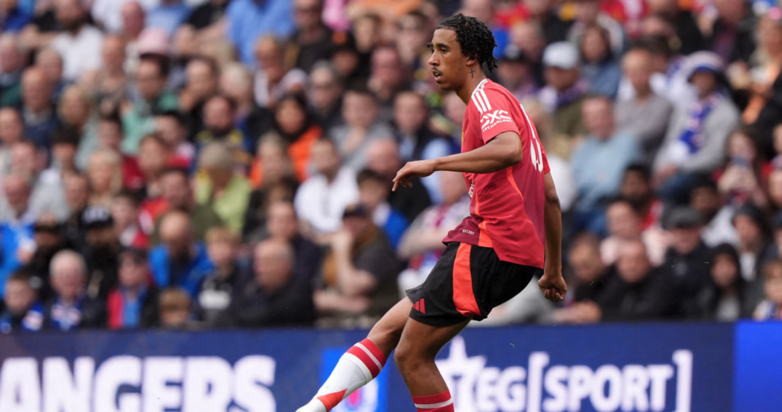 Yoro thi đấu trong trận ra mắt Man Utd tại Scotland. Ảnh: PA