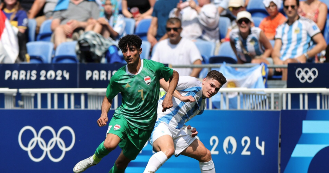 Tiền đạo Argentina Julian Alvarez tranh chấp với Ali Jasim của Iraq. Ảnh: Reuters