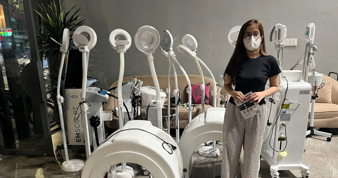 Bà chủ spa cùng máy móc khi cảnh sát kiểm tra. Ảnh: Công an cung cấp