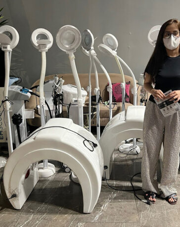 Bà chủ spa cùng máy móc khi cảnh sát kiểm tra. Ảnh: Công an cung cấp