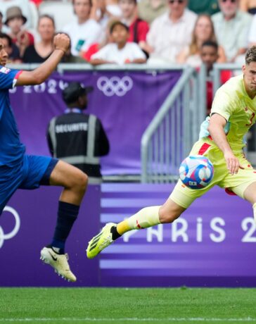 Hậu vệ Tây Ban Nha Juan Miranda tạt bóng trong trận thắng CH Dominica 3-1 ngày 27/7. Ảnh: RFEF