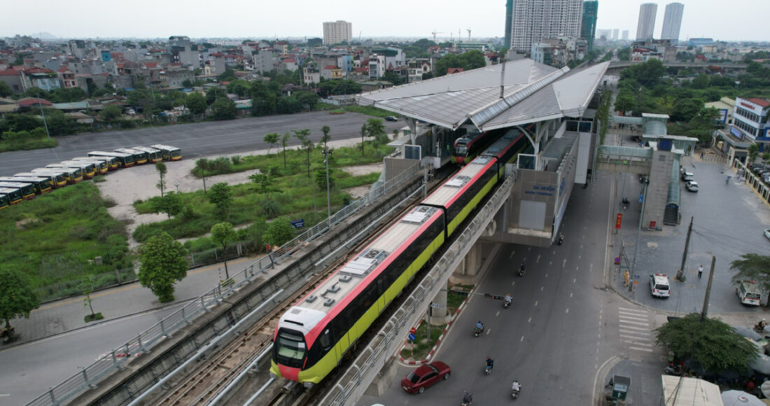 Tàu tuyến metro Nhổn - ga Hà Nội chạy thử đoạn trên cao hồi tháng 5. Ảnh: Ngọc Thành