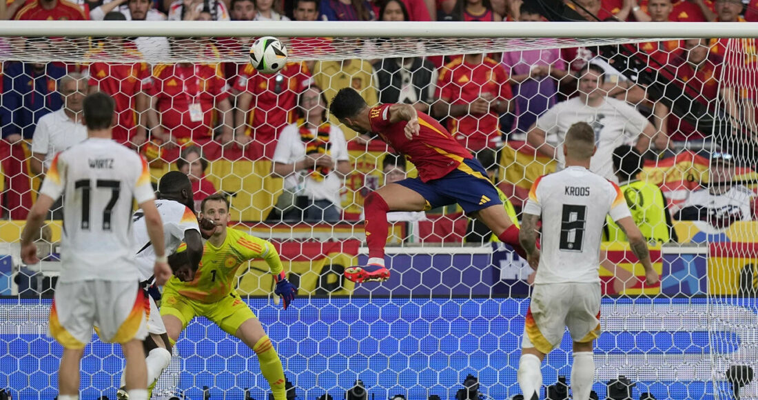 Tiền vệ Mikel Merino đánh đầu ghi bàn cho Tây Ban Nha trong trận thắng Đức 2-1 tại tứ kết Euro trên sân MHP, thành phố Stuttgart, Đức ngày 5/7/2024. Ảnh: AP