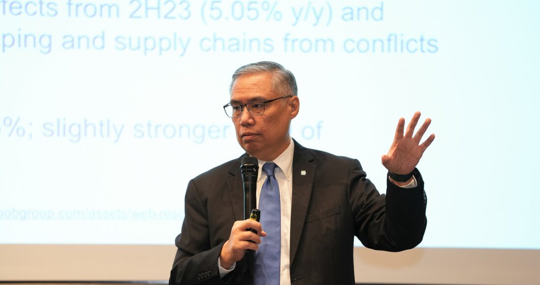 Ông Suan Teck Kin trình bày triển vọng kinh tế Việt Nam nửa cuối năm nay, ở sự kiện hôm 16/7. Ảnh: NVCC