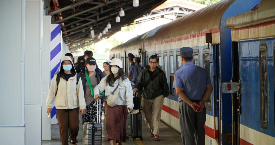 Khách hàng di chuyển lên tàu tại ga Sài Gòn (quận 3), dịp lễ 30/4/2024. Ảnh: Gia Minh