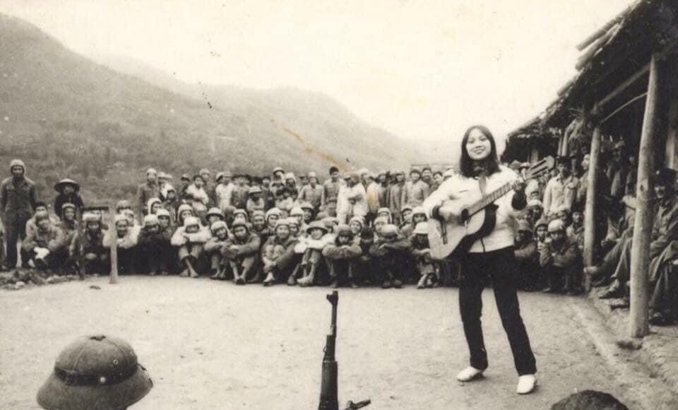 Nghệ sĩ Thái Bảo biểu diễn cho bộ đội năm 1983. Ảnh: Nhân vật cung cấp