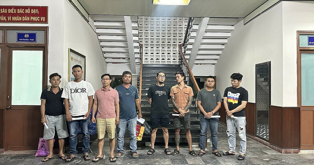 Trần Đình Thắng (áo hồng) cùng đồng bọn tại cơ quan điều tra. Ảnh: Công an tỉnh Phú Yên