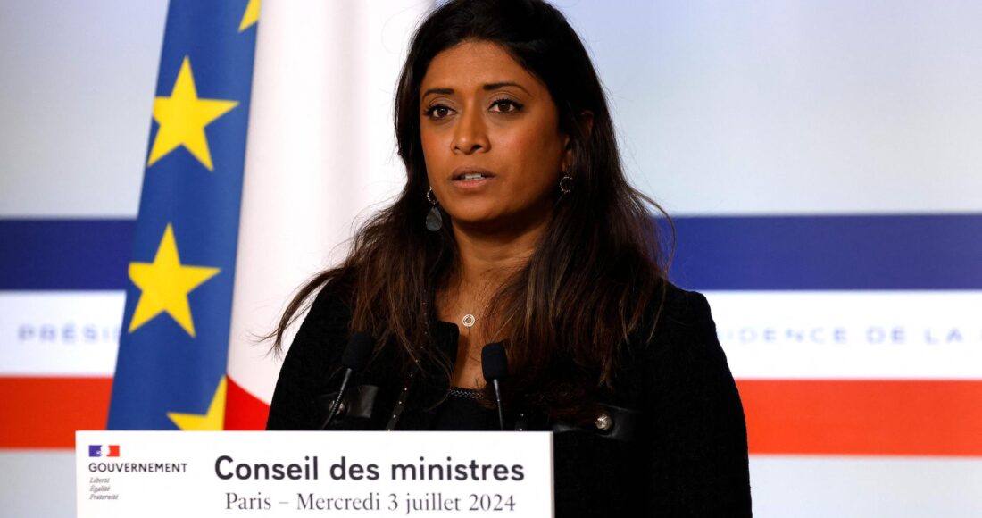 Người phát ngôn chính phủ Pháp Prisca Thevenot trả lời họp báo hàng tuần vào ngày 3/7, tại Điện Elysee ở Paris. Ảnh: AFP