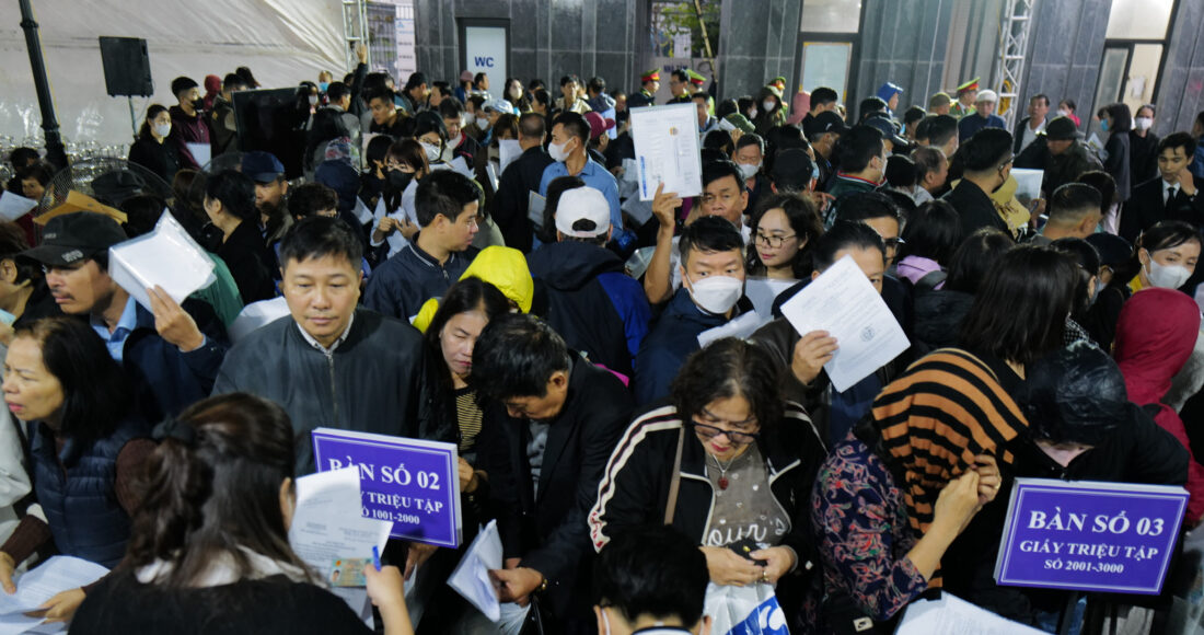 Bị hại đổ về phiên tòa xét xử cha con ông Đỗ Anh Dũng, tháng 3/2024. Ảnh: Ngọc Thành