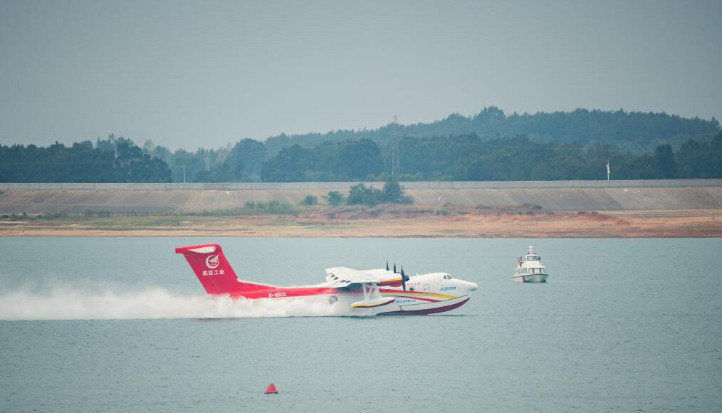 Thủy phi cơ cứu hỏa AG600M lấy nước trong quá trình thử nghiệm tại Kinh Môn, tỉnh Hồ Bắc, miền trung Trung Quốc, ngày 27/9/2022. Ảnh: Xinhua/Wu Zhizun