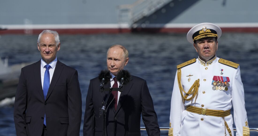 Tổng thống Nga Vladimir Putin (giữa) tại lễ kỷ niệm ngày truyền thống hải quân ở St. Petersburg hôm 28/7. Ảnh: AP