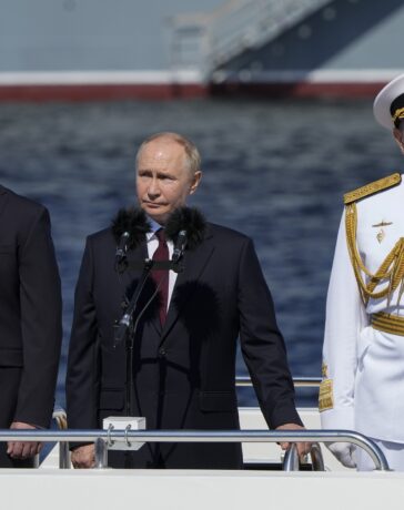 Tổng thống Nga Vladimir Putin (giữa) tại lễ kỷ niệm ngày truyền thống hải quân ở St. Petersburg hôm 28/7. Ảnh: AP