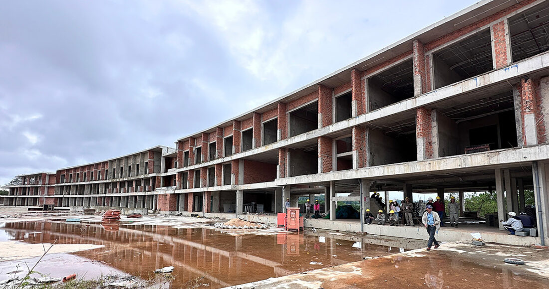 Hiện trạng tòa nhà câu lạc bộ golf đồi Cù, chụp sáng 17/7. Ảnh: Khánh Hương