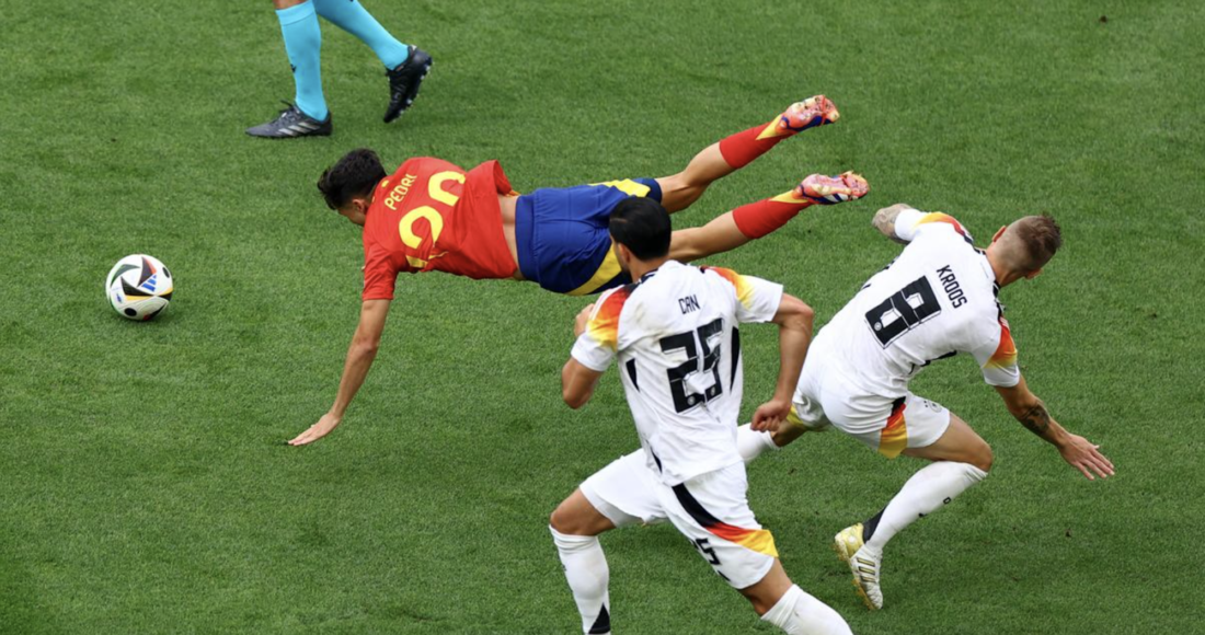 Toni Kroos (số 8) phạm lỗi với Pedri (áo đỏ) ở phút thứ tư trận Đức thua Tây Ban Nha 1-2 tại tứ kết Euro 2024. Ảnh: Reuters