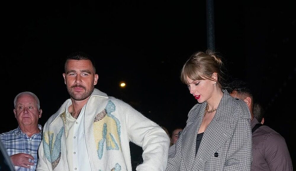 Travis Kelce nắm tay Taylor Swift trong một buổi hẹn hò. Ảnh: GC Images