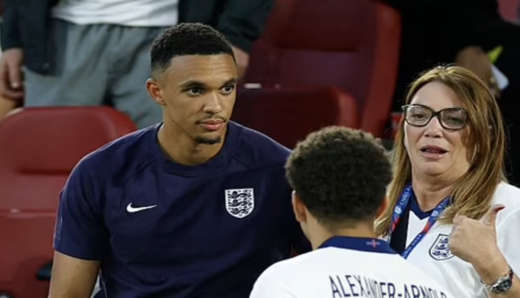 Alexander-Arnold (trái) cùng người thân sau trận thắng Thụy Sĩ ở loạt đá luân lưu tại tứ kết Euro trên sân Dusseldorf, ngày 6/7/2024. Ảnh: Reuters